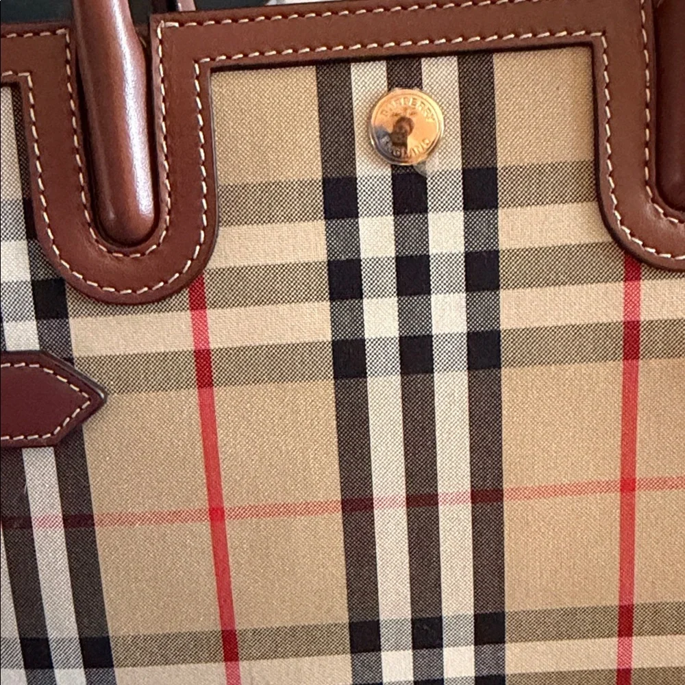 Burberry archive beige all baby tittle handbag. - Picture 4 of 15